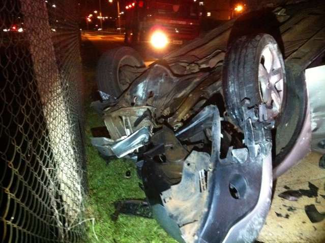 Jovem que fugiu da Pol&iacute;cia e capotou carro de escriv&atilde;o morre no hospital