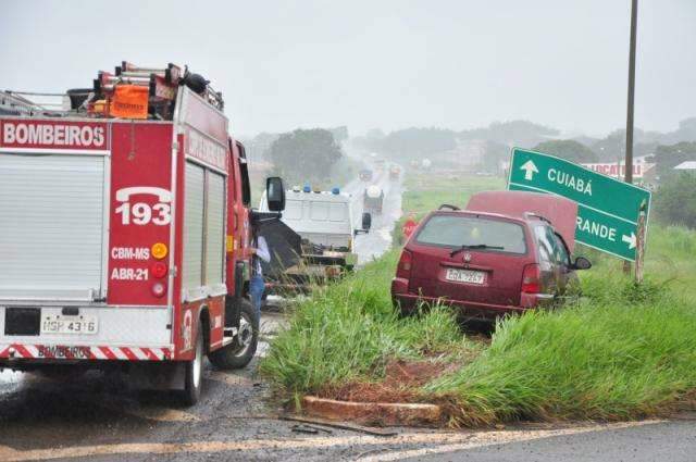 Casal sai ileso de batida em placa de sinaliza&ccedil;&atilde;o em viaduto de rodovia