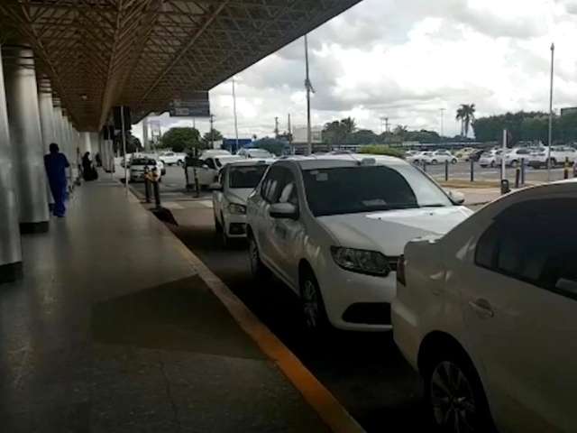 Demora para conseguir t&aacute;xi no Aeroporto &eacute; alvo de fiscaliza&ccedil;&atilde;o