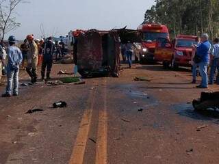 Caminhonete ficou destruída em batida com caminhão betoneira; três pessoas ficaram feridas e rapaz morreu (Foto: Adilson Domingos)