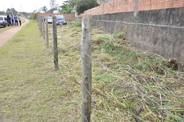 Briga por terreno p&uacute;blico termina com mulher cortada por arame farpado