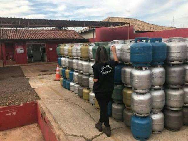 Fiscaliza&ccedil;&atilde;o fecha tr&ecirc;s revendedoras irregulares de g&aacute;s de cozinha 