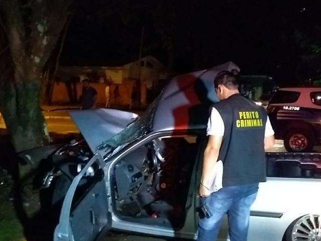 Passageiro morre e motorista fica ferido ap&oacute;s carro bater em &aacute;rvore 