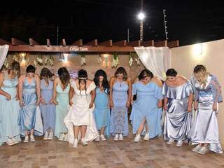 Longe da formalidade, noiva e madrinhas curtiram a festa sem precisar tirar o salto alto. (Foto: Arquivo Pessoal)