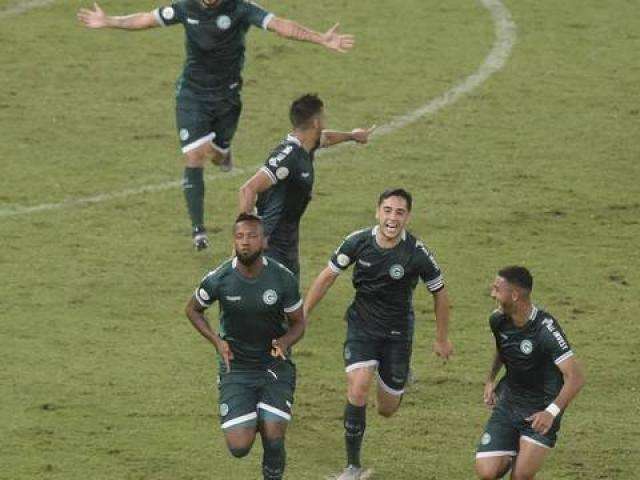 Com lances pol&ecirc;micos e queda de energia, Goi&aacute;s vence por 1 a 0 o Fluminense