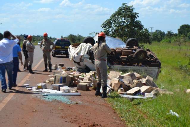 Motorista morre ap&oacute;s pneu furar e caminhonete capotar na BR-060