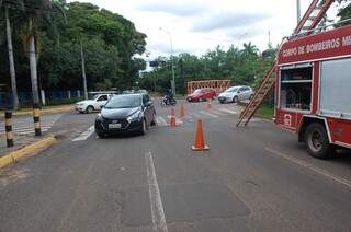 Trânsito na Ernesto Geisel ficou parcialmente interditado. (Foto: Simão Nogueira)