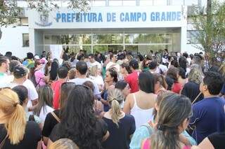 Professores fizeram protesto ontem em frente à prefeitura. (Foto: Marcos Ermínio)