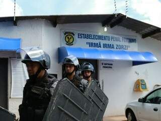 Policiais estão no presídio feminino desde o início da manhã.  (Foto: Alcides Neto)