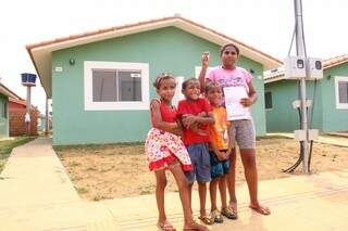 Eva Conceição e os três filhos comemoram a entrada definitiva na casa do residencial Celina Jallad. (Foto:Marcos Ermínio)