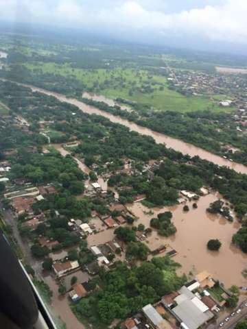Rio sobe 6,10 metros, cobre ponte e exige constru&ccedil;&atilde;o de passarela