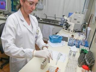 Técnica separa tubetes com sangue coletado para exames em laboratório de Campo Grande (Foto: Fernando Antunes/Arquivo) 