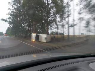 Caminhão tombado à margem da pista. (Foto: Jornal da Nova) 