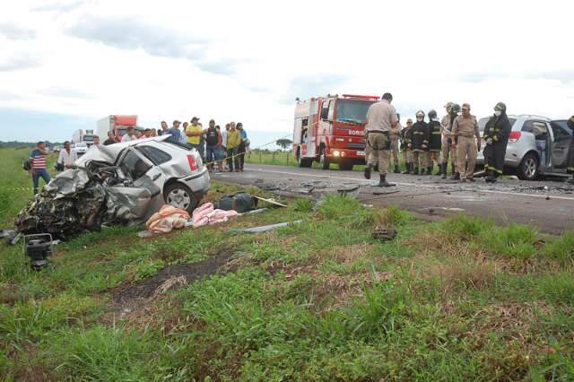  Acidente entre carros termina com duas mortes