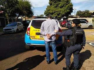 Procurado por estelionato é conduzido por guarda municipal após ser preso hoje em Dourados (Foto: Adilson Domingos)