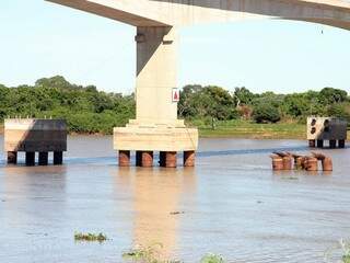 Ponte Rio Paraguai dolfin demolido apos acidentes. (Foto: Silvio Andrade)