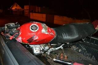 Moto pilotada por vítima ficou completamente destruída. (Foto: Tião Prado/ Ponta Porã Informa)