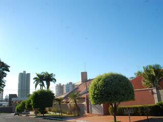 Céu claro e temperatura em elevação hoje em Campo Grande. (Foto: Minamar Júnior)