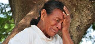 Guarani-kaiowá não segura as lágrimas para expressar tristeza com morte de Nísio. “Foi tanta luta e agora não podemos perder”. (Foto: João Garrigó)