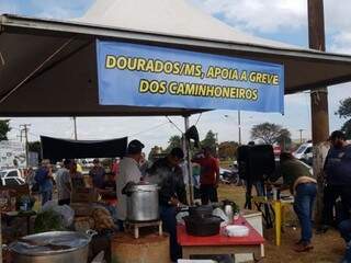 Com água e comida doadas por empresários, bloqueios continuam Com água e comida doadas por empresários, bloqueios continuam