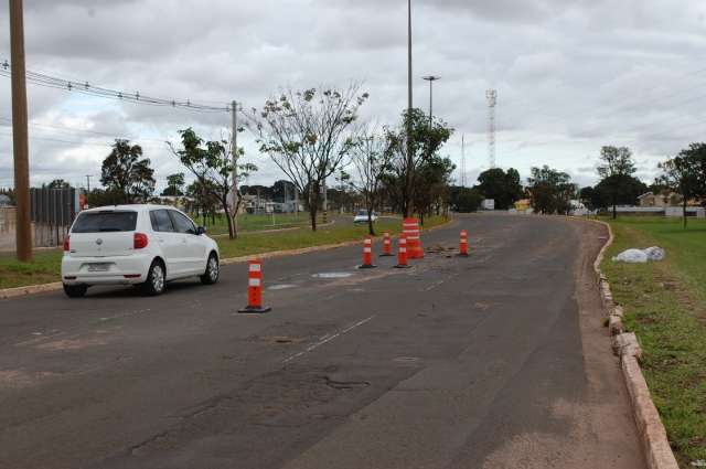 Pista esburacada compromete tr&aacute;fego e causa risco no Tiradentes