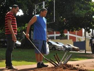 Cal&ccedil;ada danificada na frente da prefeitura gera reclama&ccedil;&atilde;o de deficiente visuais
