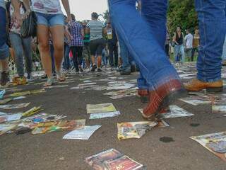 Chão ficou forrado de papel. (Foto: Everson Tavares)