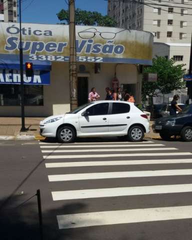 H&aacute; 20 anos moradora sofre com motoristas que estacionam em frente de resid&ecirc;ncia