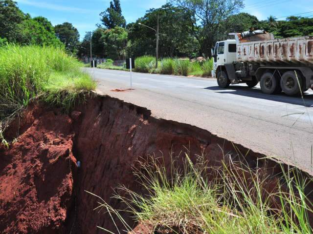  Cratera come&ccedil;a a &quot;engolir&quot; asfalto na Avenida Euler de Azevedo