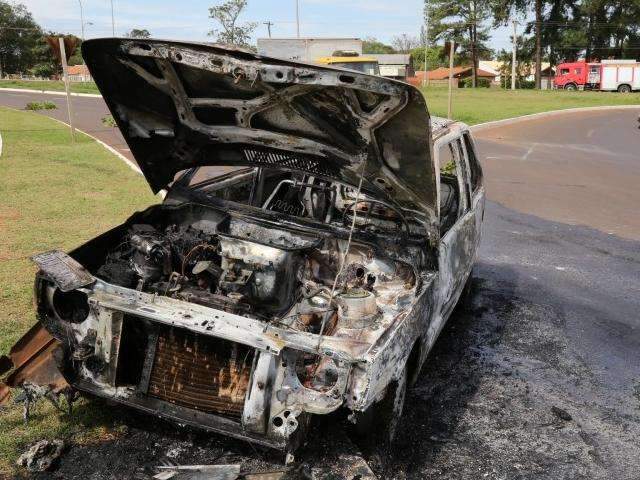 Carro pega fogo e assusta fam&iacute;lia na Nova Campo Grande 