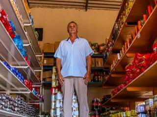 Genaldo na mercearia que toca há quase 10 anos (Foto: Henrique Kawaminami)