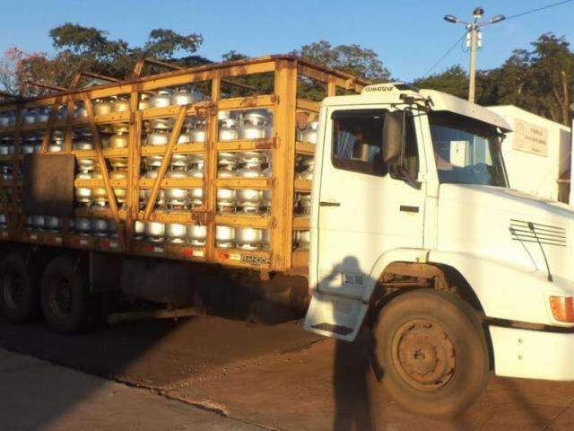 PMA apreende caminh&atilde;o com 524 botij&otilde;es irregulares e multa empresa