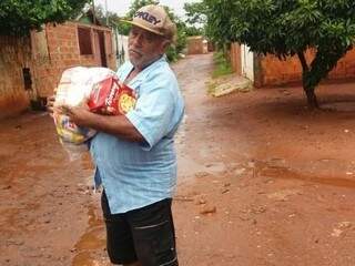 Morador do Tijuca II com cesta básica (Foto: Divulgação)