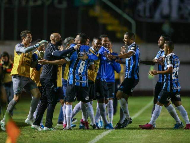 Gr&ecirc;mio faz 2 a 1 no Cear&aacute; e cola no G-6 do Brasileir&atilde;o 