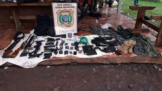 Armas, celulares e roupas camufladas encontradas com suspeitos (Foto: Capitán Bado.com)
