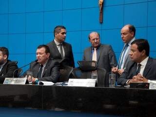 Da esquerda à direita, deputados Maurício Picarelli (PSDB), Herculano Borges (SD), Enelvo Felini (PSDB), Junior Mochi (MDB) e Amarildo Cruz (PT). Foto: Luciana Nassar/ALMS).