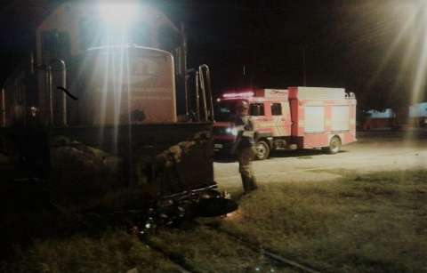 Motociclista e passageira ficam feridos em acidente entre moto e locomotiva 