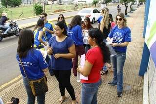 Estudantes já começam a chegar para as provas do Enem na Capital (Foto: Marcos Ermínio)