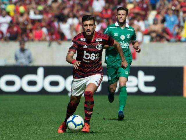 Com show de meia uruguaio, Flamengo atropela Goi&aacute;s no Maracan&atilde;