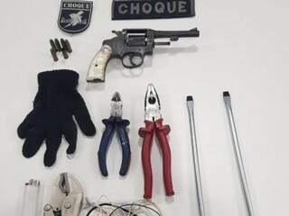 Arma e ferramentas encontradas com os suspeitos. (Foto: 