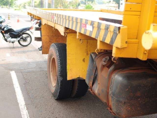Rapaz bate moto e, mesmo machucado, "foge" do local
