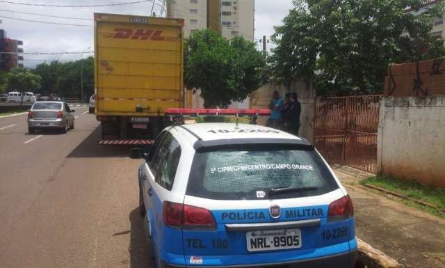 Caminh&atilde;o ba&uacute; derruba fia&ccedil;&atilde;o no Jardim dos Estados e motorista foge do local