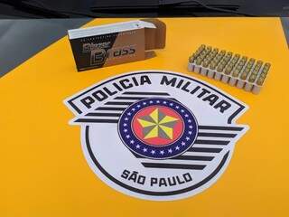 Caixa de munições para pistola 9 milímetros, encontrada no porta-luvas da caminhonete do douradense (Foto: Divulgação)