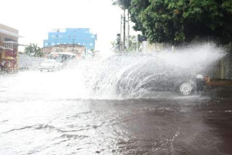 Chuva causa transtornos e alaga ruas em vários bairros da Capital