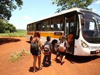 Estudantes indígenas embarcam em ônibus do transporte escolar em Dourados (Foto: A. Frota/Divulgação)