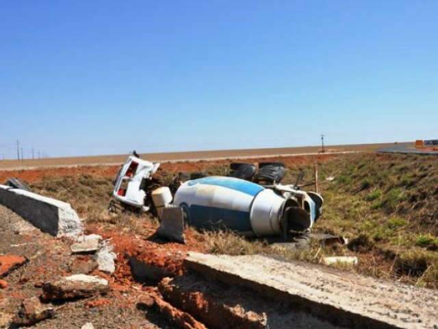  Motorista perde controle e caminh&atilde;o capota na MS-306 em Costa Rica