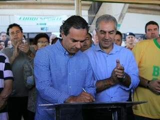 Prefeito e Governador assinaram nesta manhã (1º) convênio para revitalização do Ginásio Avelino dos Reis, conhecido como Guanandizão  (Foto: Marina Pacheco) 