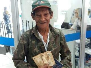 Francisco, 73 anos, trabalha desde 1980 com carteira assinada e nunca sacou o FGTS. (Foto: Ricardo Campos Jr)