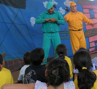 As crianças participam como personagens, interagindo com os artistas. (Foto: divulgação)