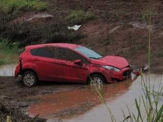 Por conta do acidente a parte frontal do carro ficou bastante danificada. (Foto: Nova Alvorada News) 